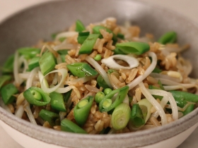 brown rice with sliced green onions