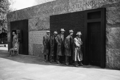 Roosevelt memorial depicting men standing in a bread line