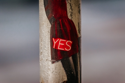 A sticker of the word YES on a lamp post