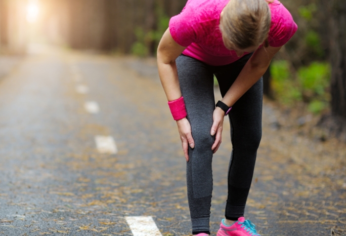 a woman jogging with knee pain