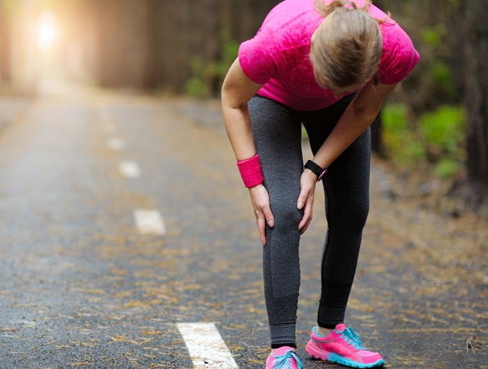 a woman jogging with knee pain