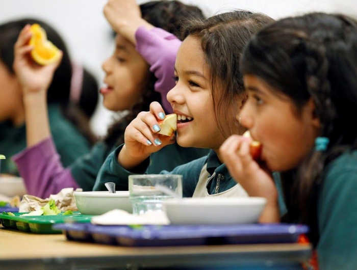 Children eating school lunch healthy