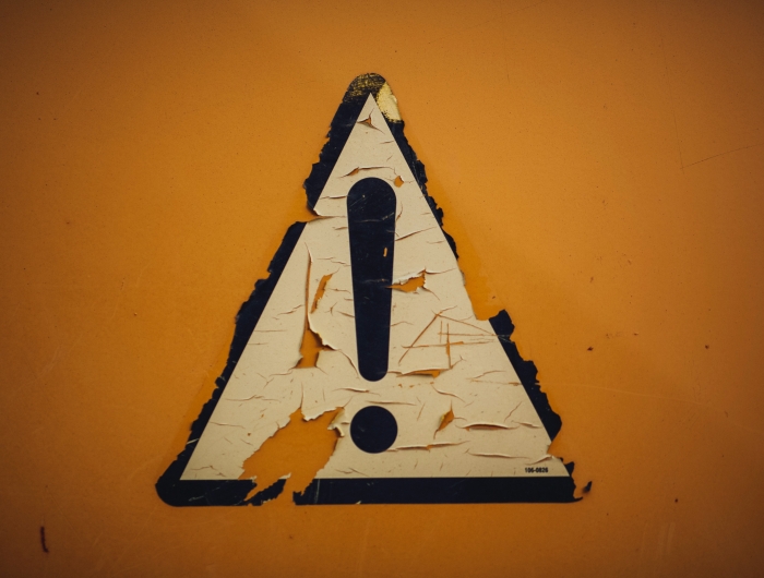 Triangular sign with an exclamation point, conveying "caution"