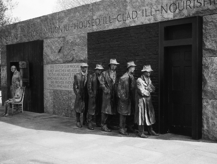 Roosevelt memorial depicting men standing in a bread line