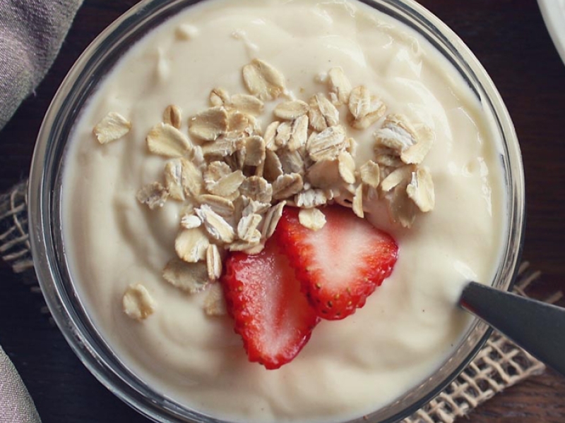 yogurt with fruit and oats