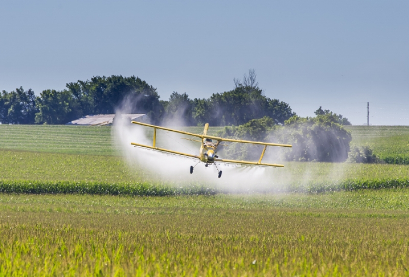 plane crop dusting