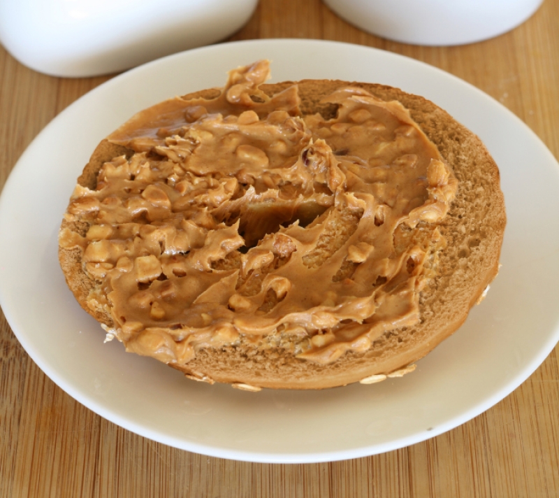 bagel with peanut butter