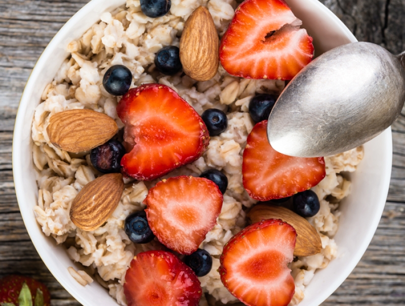 oatmeal with almonds and berries